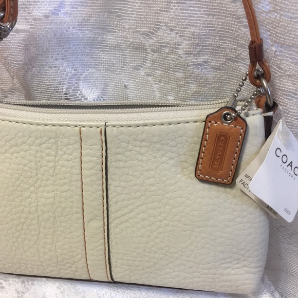 Coach F41526 Pebble Leather wristlet NWT - Picture 4 of 8